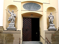 Kostel sv. Michala - Olomouc (kostel) - Niky u vchodu se sochami Spasitele a Panny Marie