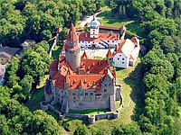 
                        Bouzov (hrad)