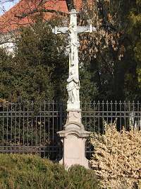 Modřice (město) - Kříž před kostelem