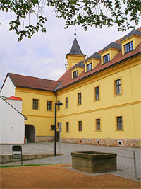 Zmek a hrad - Zbeh (zmek) - Zmeck budova po rekonstrukci