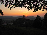 tramberk (zcenina hradu) - Zpad slunce nad hradem (foto:Valask krlovstv s.r.o.)