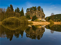 Sloup (hrad a poustevna) - Pohled na hrad pes rybnk