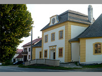 Ostrov nad Oslavou (obec) - historick budova u hlavn silnice