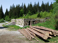 Alfrédova chata - Stará Ves (zřícenina horské chaty) - Základy vyhořelé chaty (foto: Ludek.O)
