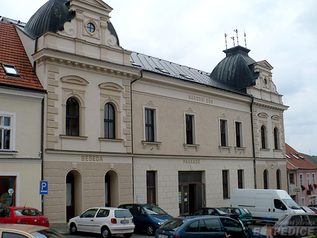 foto Nrodn dm - Moravsk Budjovice (historick budova)