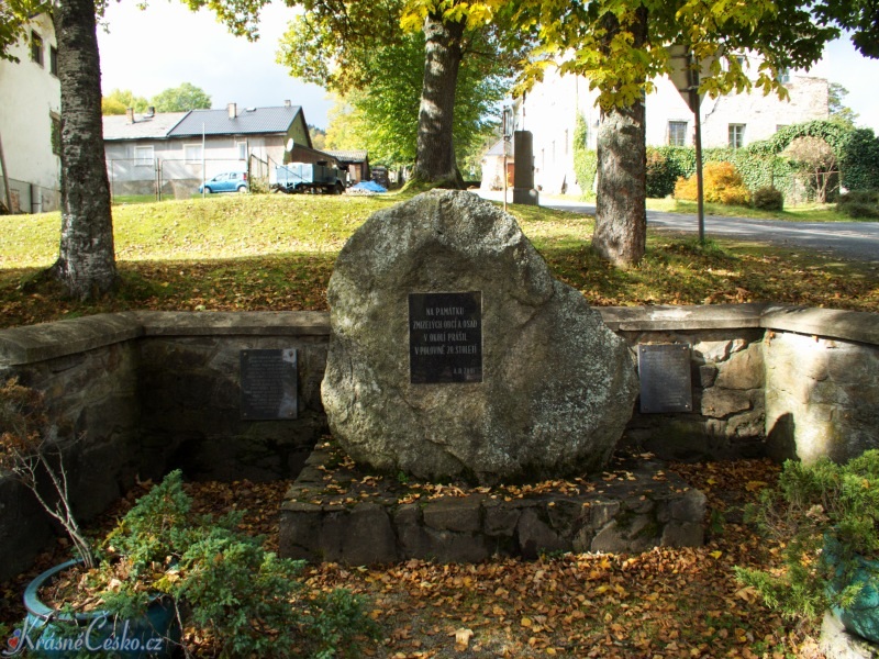 foto Pomnk zmizelm obcm - Prily (pomnk)