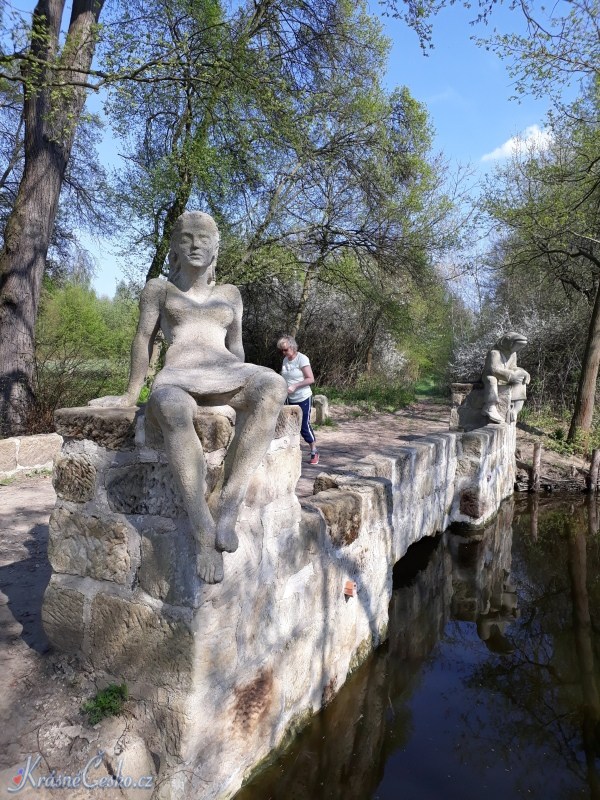 foto Socha dvky a vodnka - Holany (socha)