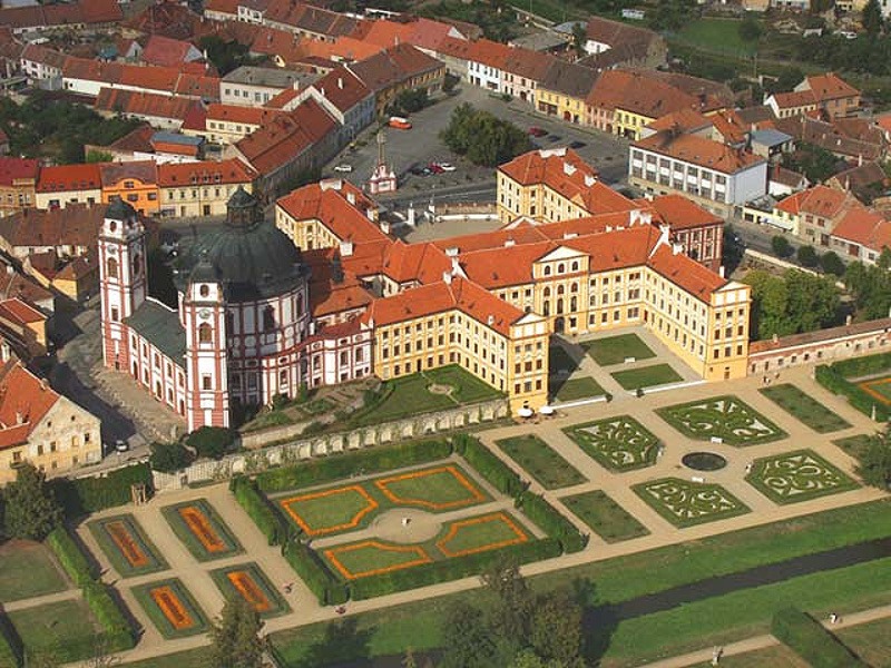 foto Zmek s kostelem sv. Markty - Jaromice nad Rokytnou (tvrz, zmek)